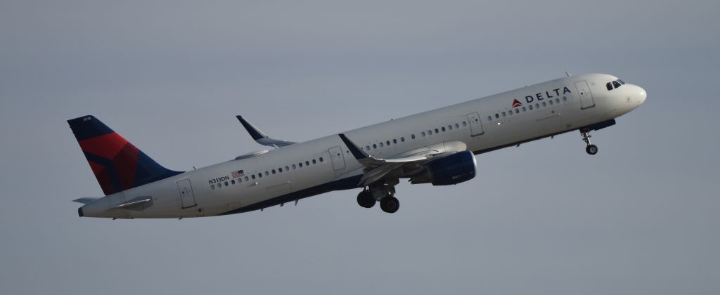Airbus A321 (N313DN) - phoenix sky harbor international airport 08APR21