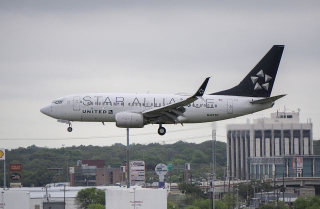 Boeing 737-700 (N13720) - Repost; better quality. Star Alliance on final for runway 4