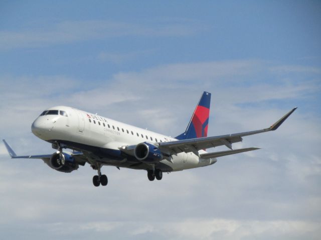 EMBRAER 175 (long wing) (N243SY) - Landing RWY 30