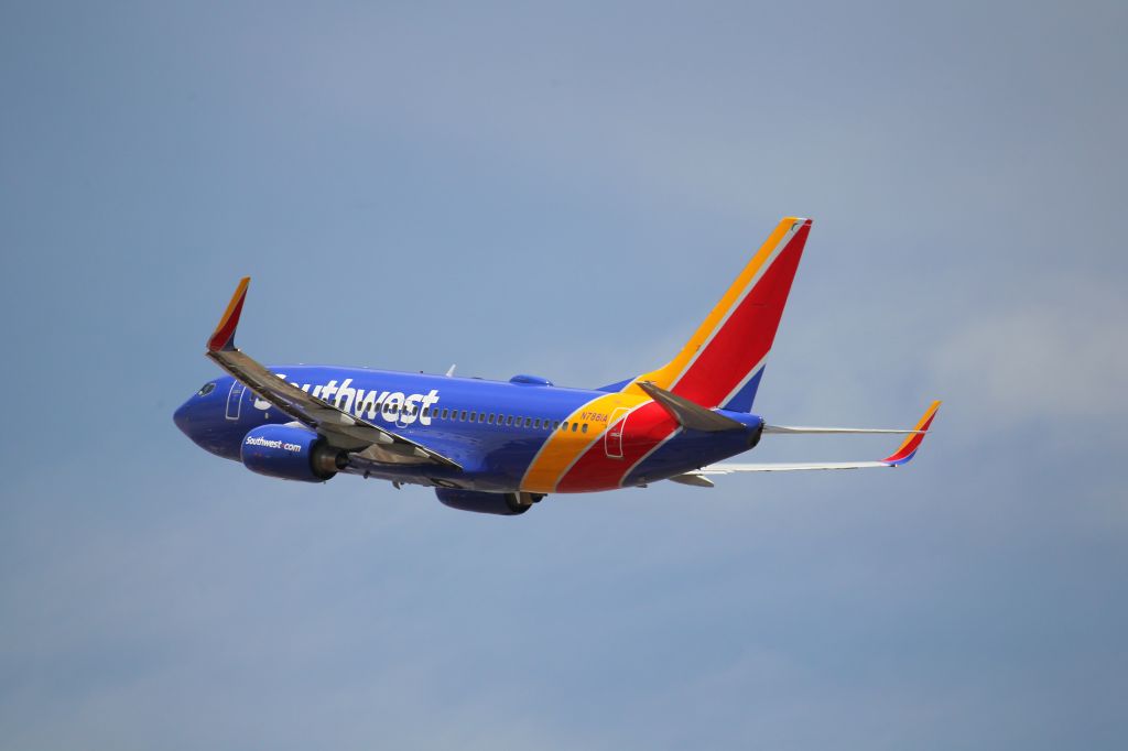 Boeing 737-700 (N7881A)