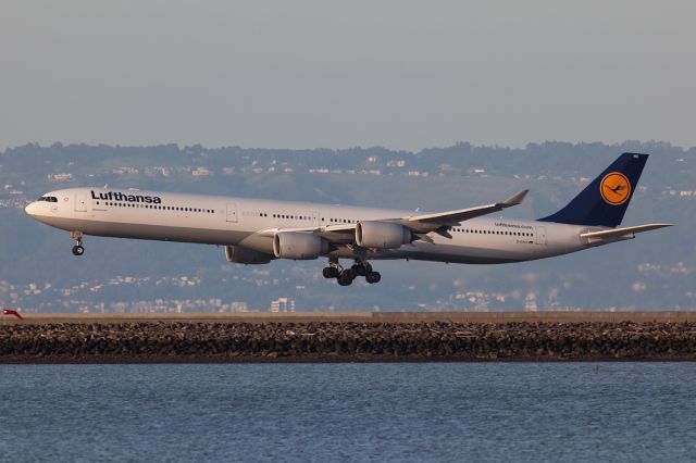 Airbus A340-300 (D-AIHX)