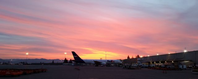 Boeing 757-200 (N958FD) - QUITE SUNDAY MORNING AT SEATAC