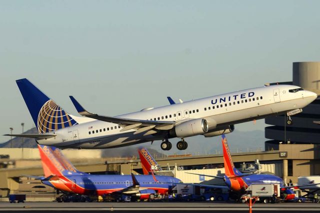 Boeing 737-800 (N18220) - United 737-824 N18220 departing for Newark Liberty Airport. It was delivered to Continental as N18220 on November 5, 1998