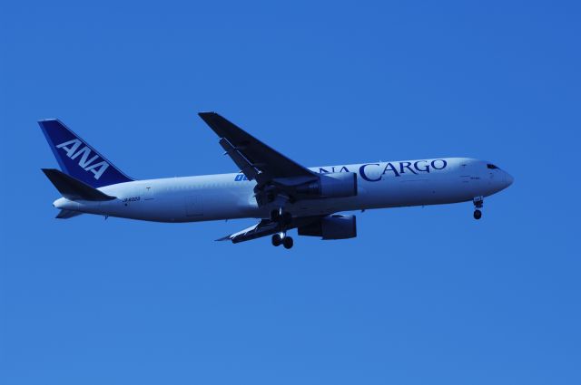 BOEING 767-300 (JA8323) - Final Approach to NRT Airport Runway 34L on 2011/12/12