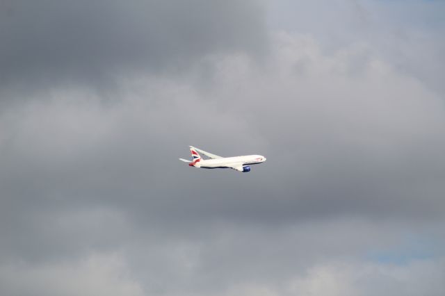 Boeing 777-200 (G-VIIM) - Airline: British Airwaysbr /Plane: B777-200br /Location: LHR (Great Southwest Road, LHR)br /Date: 04.09.22 (dd/mm/yy)