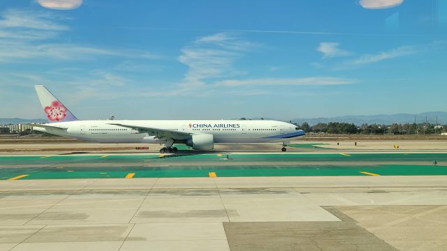 BOEING 777-300ER (B-18055)