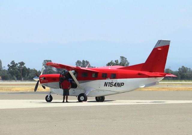 Quest Kodiak (N154NP) - KRDD Quest Kodiak 100 at Redding 7/29/2019 - this plane looked brand new in the 100 degree weather this day. Redding Jet center employee checking in with the Pilot after having just arrived from BFI Seattle.