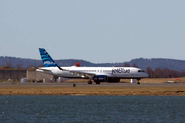 Airbus A220-300 (N3008J)