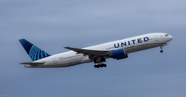 Boeing 777-200 (N211UA) - Domestic configuration with "coffin" business class