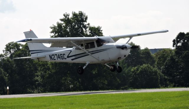 Cessna Skyhawk (N2746C) - Landing is this Sessna Skyhawk operated by the Brandywine Flight School, summer 2018.