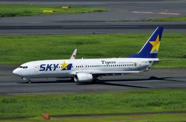 Boeing 737-800 (JA73NL) - Taxing at HND (2016/08/09)br /Tigers logo