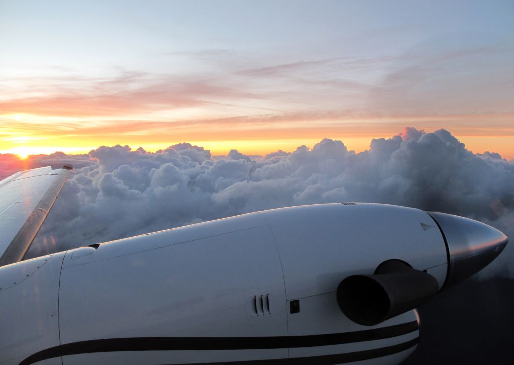 Beechcraft Super King Air 200 (N351CB) - Sunset on th climb to FL350. Aircraft is managed by RELIANT AIR. RELIANT AIR has the lowest fuel price on the Danbury (KDXR) airport.