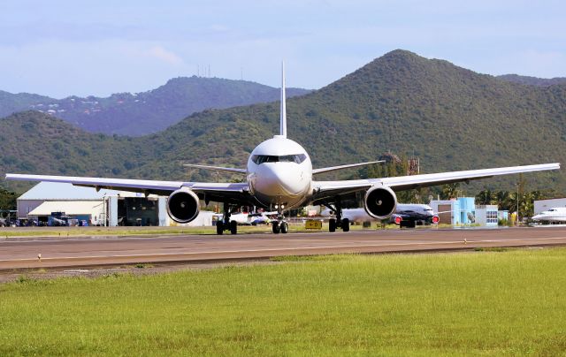 BOEING 767-300 (P4-MES)