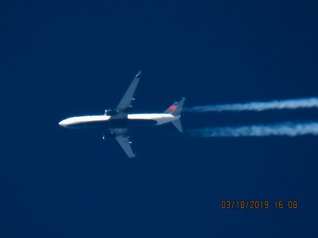 Boeing 737-900 (N822DN)