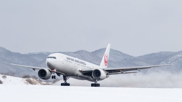 Boeing 777-200 (JA8979) - Japan Airlines / Boeing 777-289br /Dec.05.2015 Hakodate Airport [HKD/RJCH] JAPAN