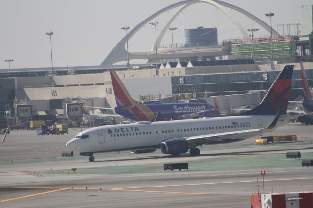 Boeing 737-800 (N392DA)