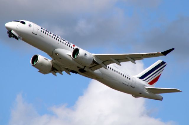 Airbus A220-300 (F-HZUX) - Airborne off rwy 27R on 17-Jul-23 operating flight AFR1781 to LFPG.