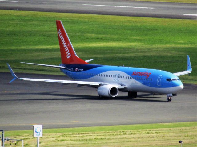 Boeing 737-800 (C-GSWL)