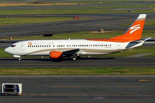 BOEING 737-400 (N802TJ) - Swiftflight 2705 arriving from Nashville with the Nashville Predators in town to play the Boston Bruins