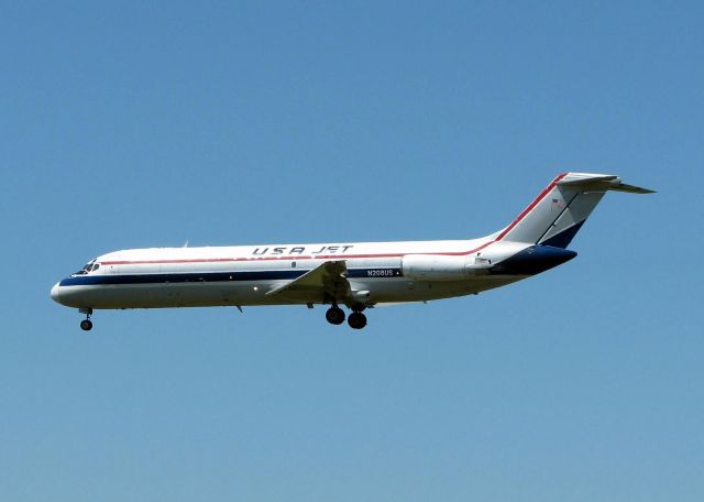 McDonnell Douglas DC-9-30 (N208US) - Landing at Shreveport Regional.