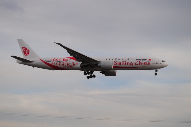 BOEING 777-300ER (B-2035) - SPECIAL "SMILING CHINA/FACES"  c/s.