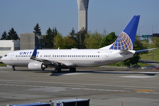 Boeing 737-800 (N37253)