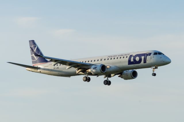 EMBRAER 195 (SP-LND) - WAW SPOTTING