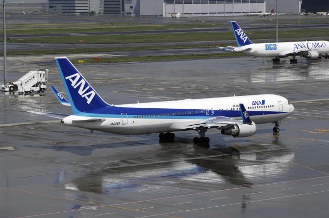 BOEING 767-300 (JA625A) - Taxing at Haneda Intl Airport on 2012/05/18