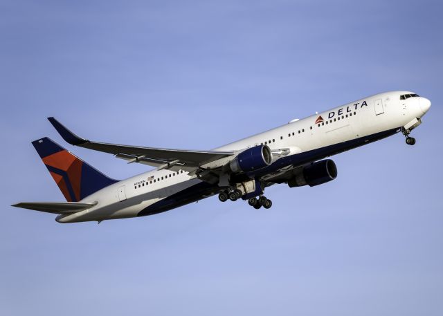 BOEING 767-300 (N190DN)