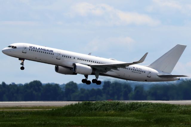 Boeing 757-200 (TF-FIC) - This plane used to wear Abercrombie & Kent titles. 