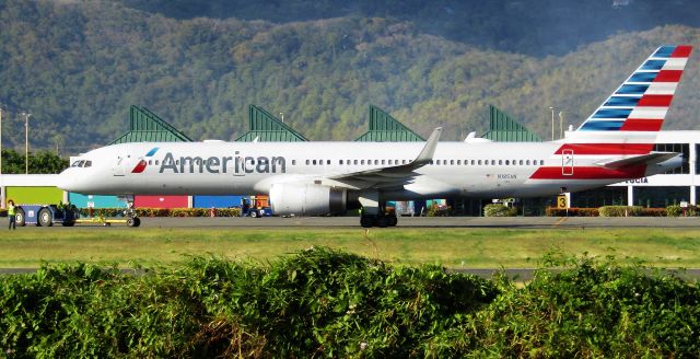 Boeing 757-200 (N185AN)