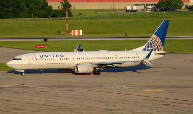 Boeing 737-900 (N37456) - United 737-900 taxiing to RWY18L to take the Milwaukie Brewers home to MKE. 