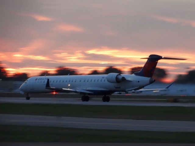 Canadair Regional Jet CRJ-900 (N907XJ)