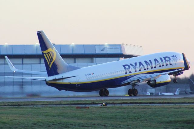 Boeing 737-800 (EI-DWX) - A Ryanair B737-800 taking off from runway 22 at Stansted Airport.br /br /Location: London Stansted Airport.br /Date: 26.12.22