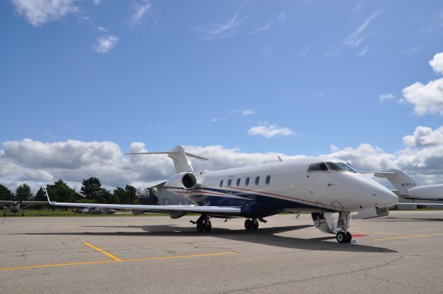 Bombardier Challenger 300 (N527FX)