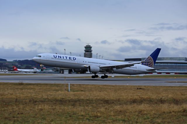 BOEING 767-400 (N76065) - early morning landing!