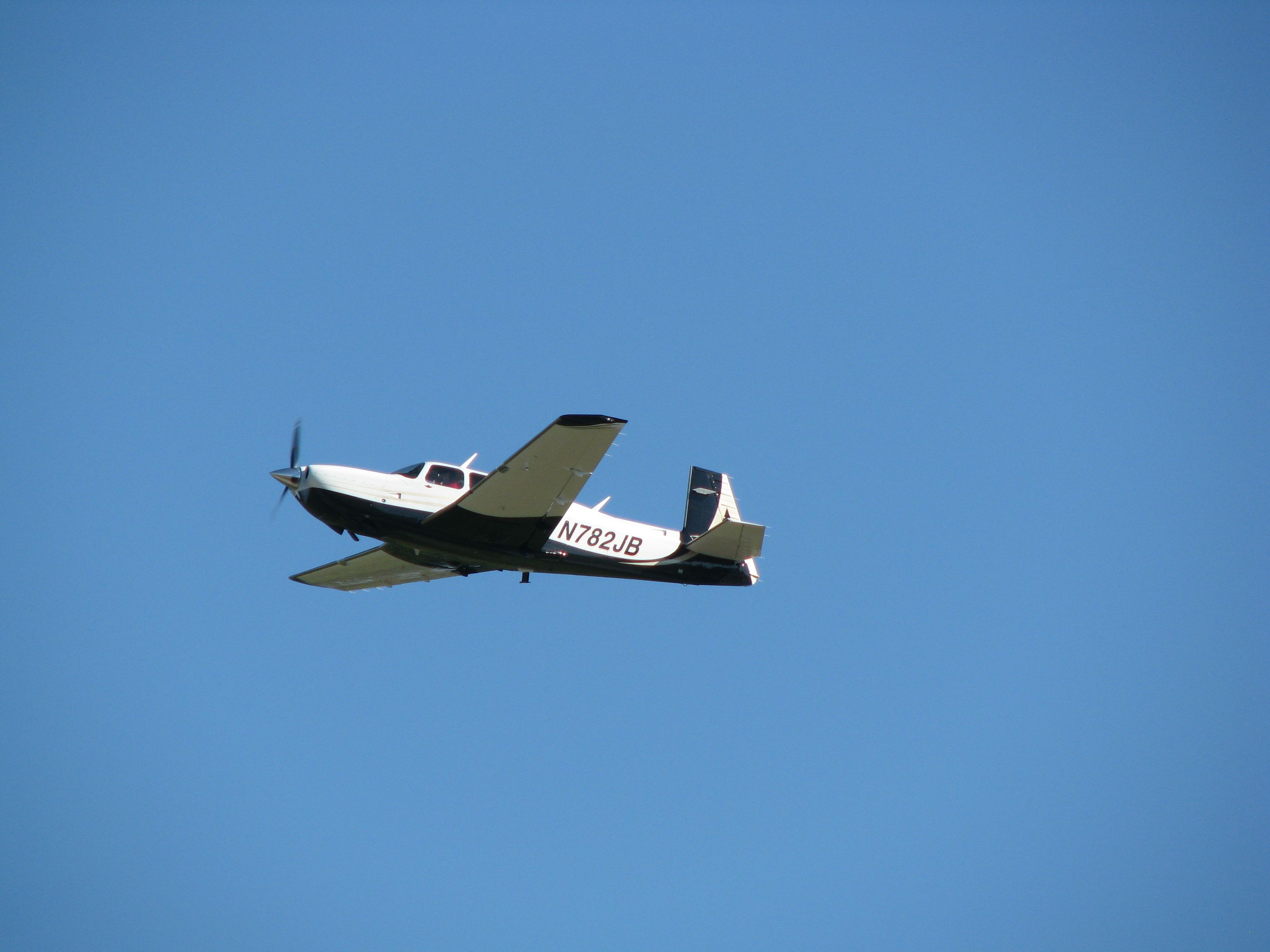 Mooney M-20 Turbo (N782JB) - Mooney departing 22 heading to a fly-in breakfast.