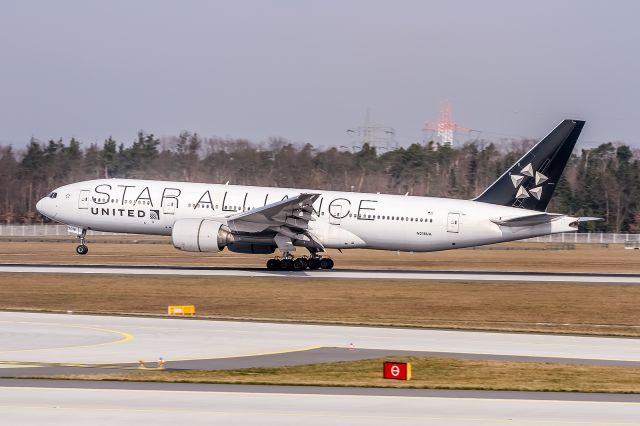 Boeing 777-200 (N218UA) - N218UA United Airlines Boeing 777-222(ER) coming from Washington Dulles Int´l (KIAD) on Rwy25R @ Frankfurt (EDDF) / 08.04.2015