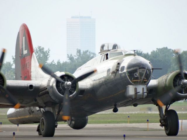 Boeing B-17 Flying Fortress (N3701G)