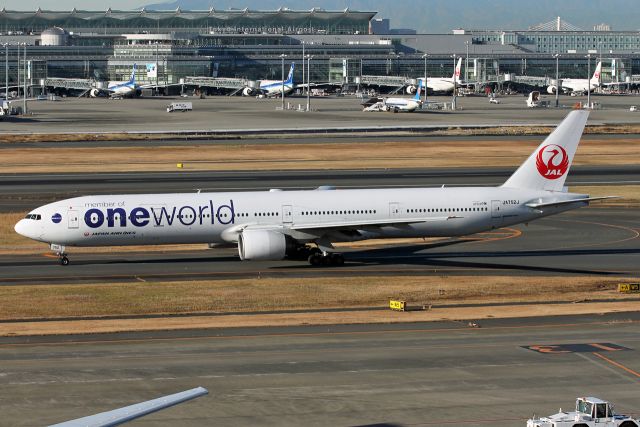 BOEING 777-300 (JA752J) - OneWorld colors. 28 dec 2017