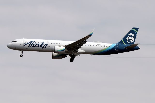 Airbus A321 (N923VA) - AS 1180 from Los Angeles landing on 4R