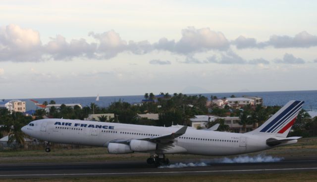 Airbus A340-300 (F-GLZJ)