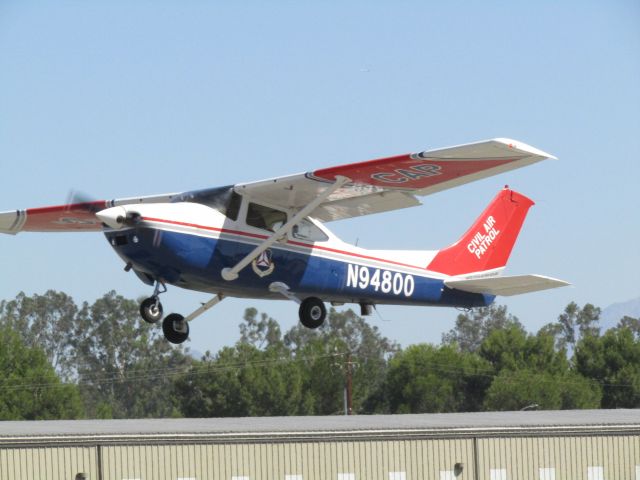 Cessna Skylane (N94800) - Taking off RWY 24