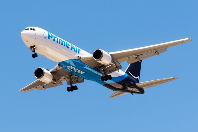 BOEING 767-300 (N1321A) - Amazon Prime Air on final to 17L