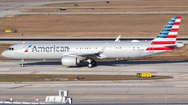 Airbus A321neo (N425AN) - A rare visit from the American A321neo as she taxis down to 13R for her return to PHX.