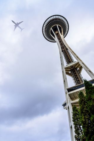 Boeing 737-700 — - Southwest over Seattles Space Needle