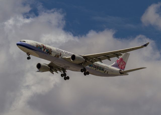 Airbus A330-300 (B-18358) - Masalu Taiwan on finals RWY 01