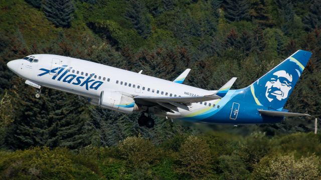 Boeing 737-700 (N622AS) - Alaska Airlines ASA88/AS88 to Anchorage (PANC/ANC) climbs from runway 29 into fierce easterly winds.br /Photo date: 8-25-24br /Upload date: 2-6-25