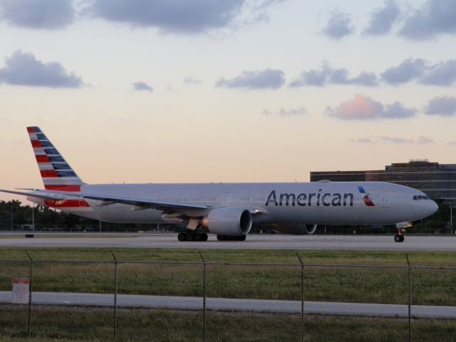 BOEING 777-300ER (N720AN)