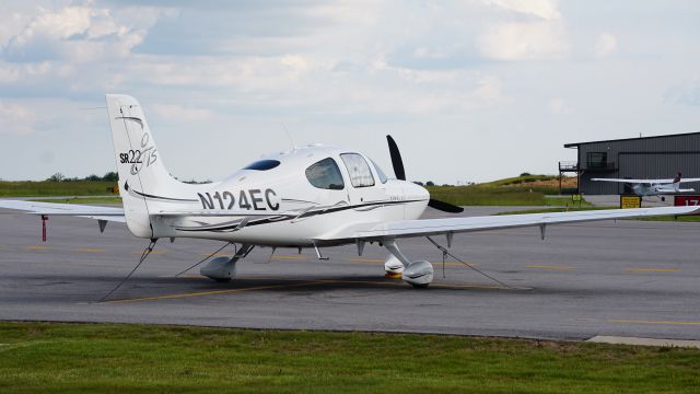 Cirrus SR-22 (N124EC)